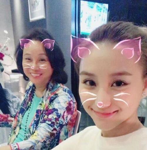 国产高颜值情侣露脸视频,甜蜜瞬间引网友热议